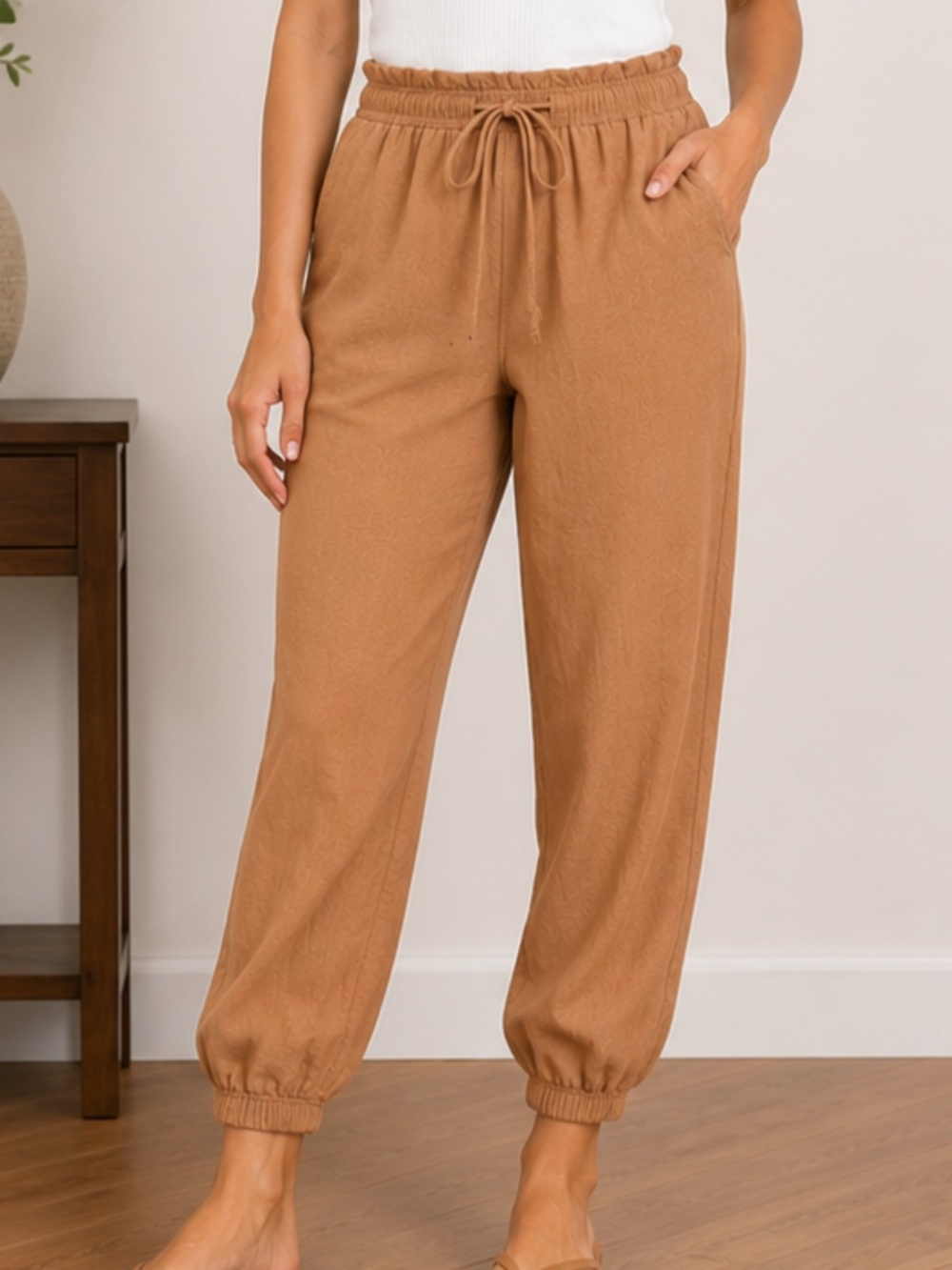Know One Cares Women’s Camel Brown Cuffed Jogger Pants, size Medium